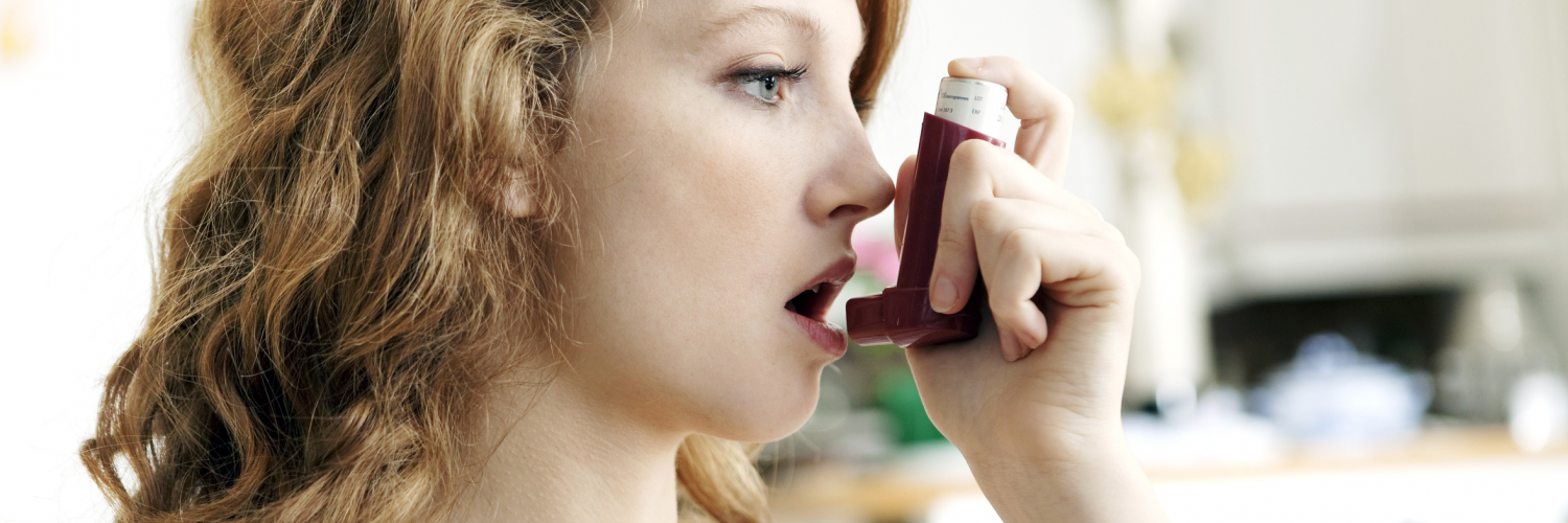 Frau nutzt Asthma-Spray
