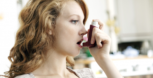 Frau nutzt Asthma-Spray