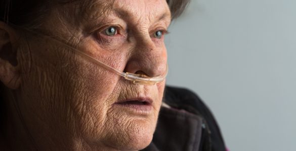 Ältere Frau mit Sauerstoffgerät