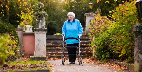 Senior mit Rollator macht einen Spaziergang.