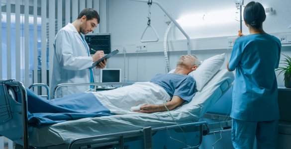 Mann im Krankenhausbett