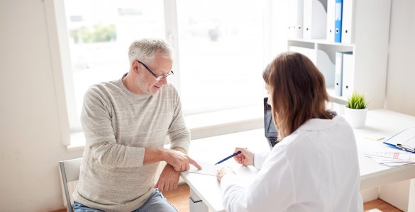 Ärztin im Gespräch mit Patient