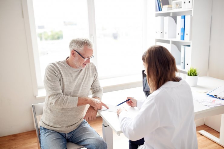 Ärztin im Gespräch mit Patient