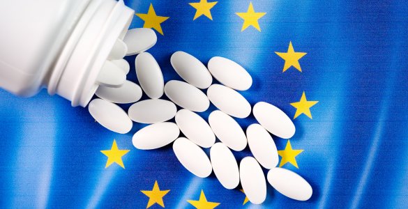 Europaflagge und Pillen