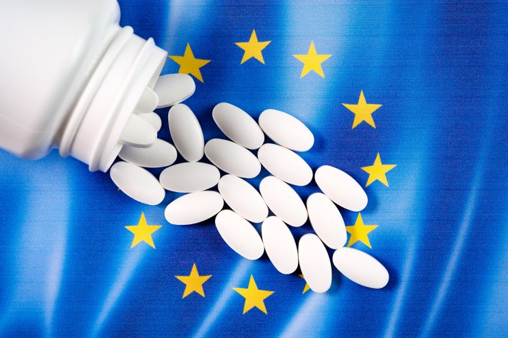 Europaflagge und Pillen