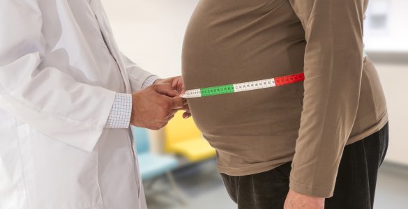Arzt misst Bauchumfang bei Patient