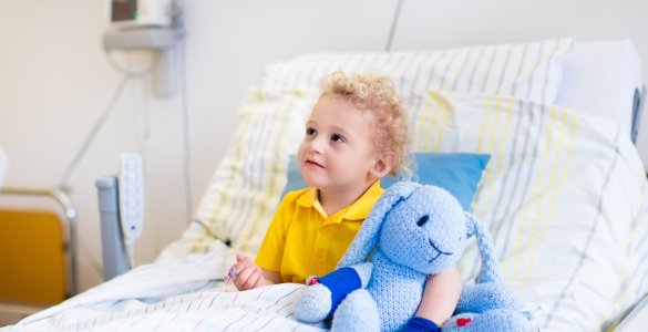 Kleiner Junge im Krankenhausbett