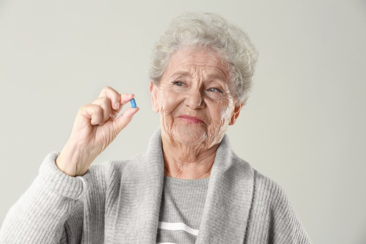 Ältere Dame mit Tablette in der Hand