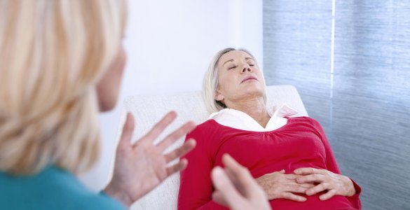 Frau bei Hypnosebehandlung