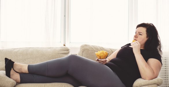Adipöse Frau auf Sofa
